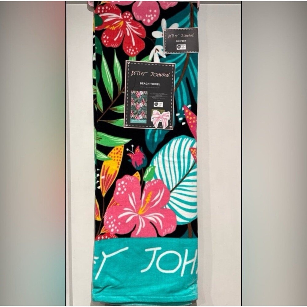 BETSEY JOHNSON BEACH TOWEL- Floral